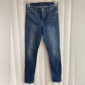 Lucky Brand medium wash skinny blue jean. Size 4/27. Like new.